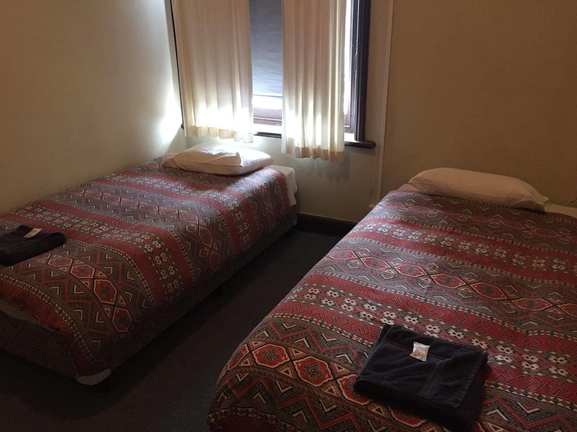 Crown Inn Hotel Kingston Se ภายนอก รูปภาพ